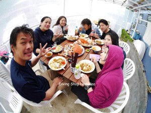 ダイビングの後はみんなで食事