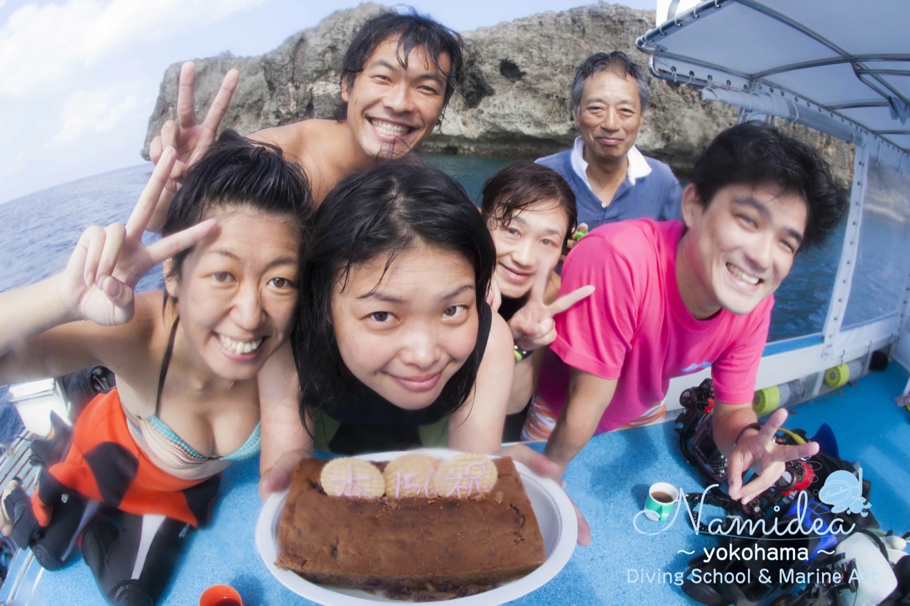 船の上では急遽作って頂いた手作りケーキでみんなでお祝い