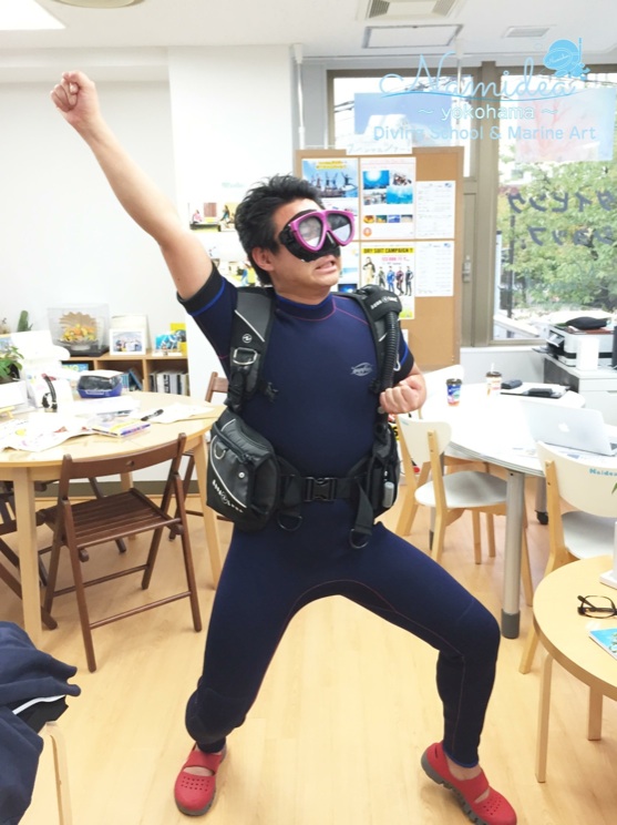 ダイビングショップ Namidea店内でダイビングのイメージトレーニング