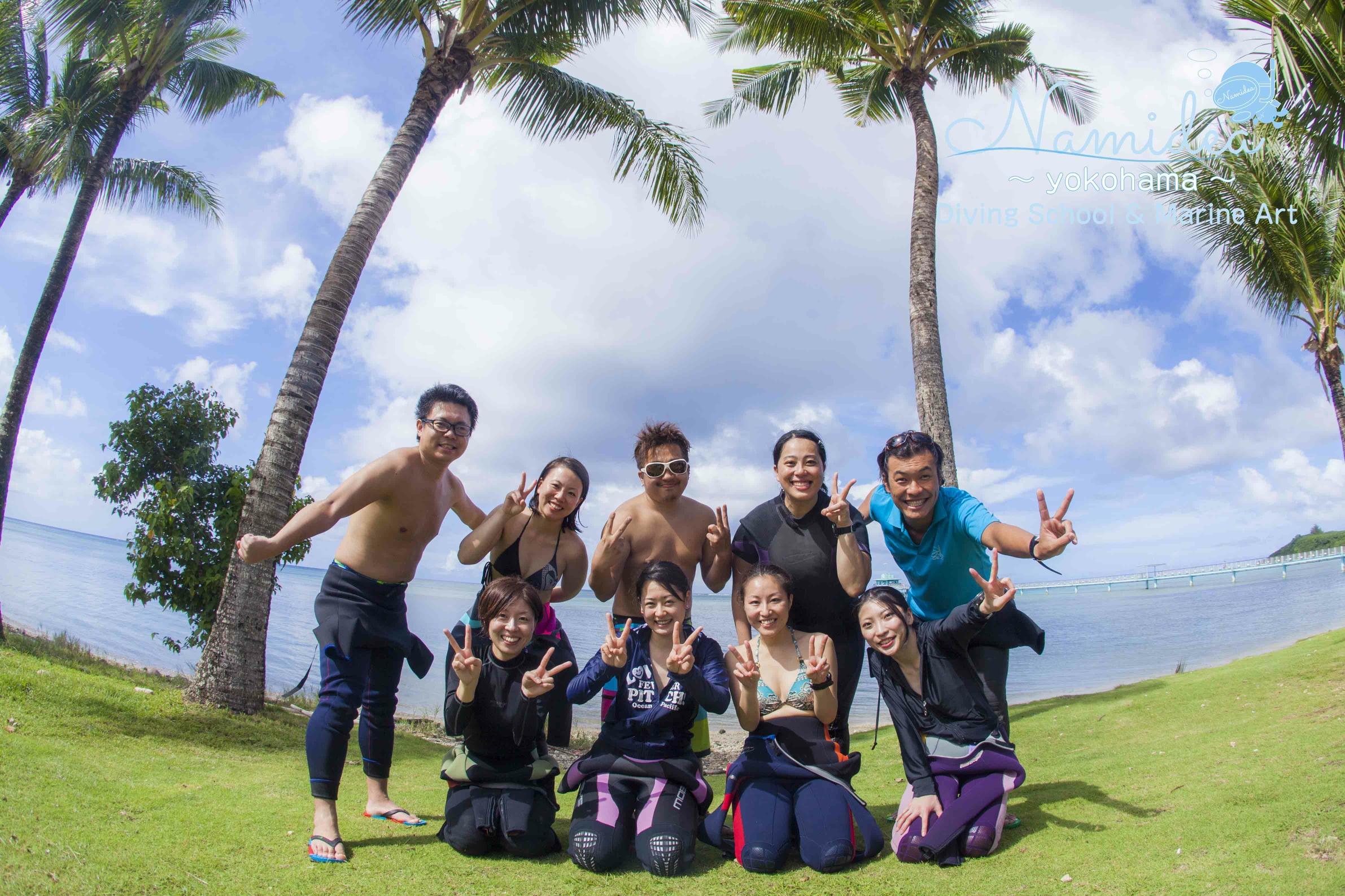 グアムのビーチで集合写真