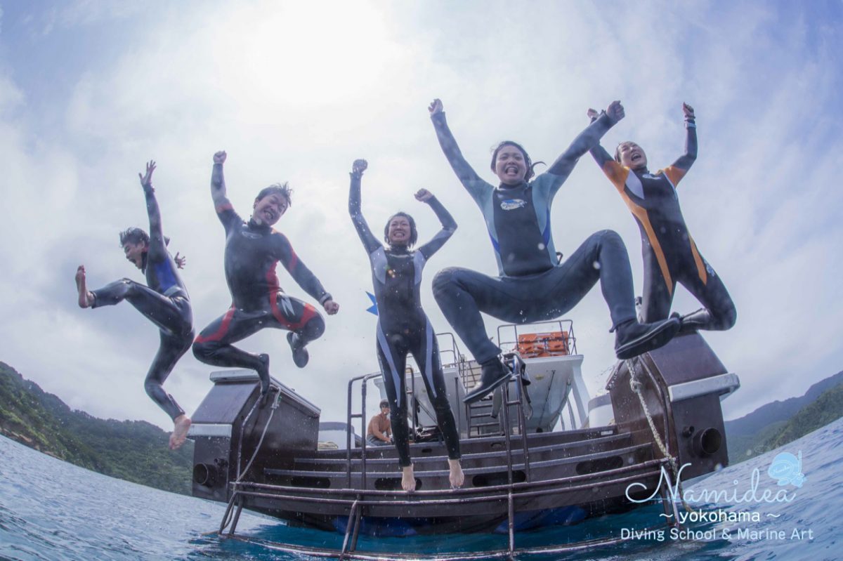 海に飛び込むダイバー達