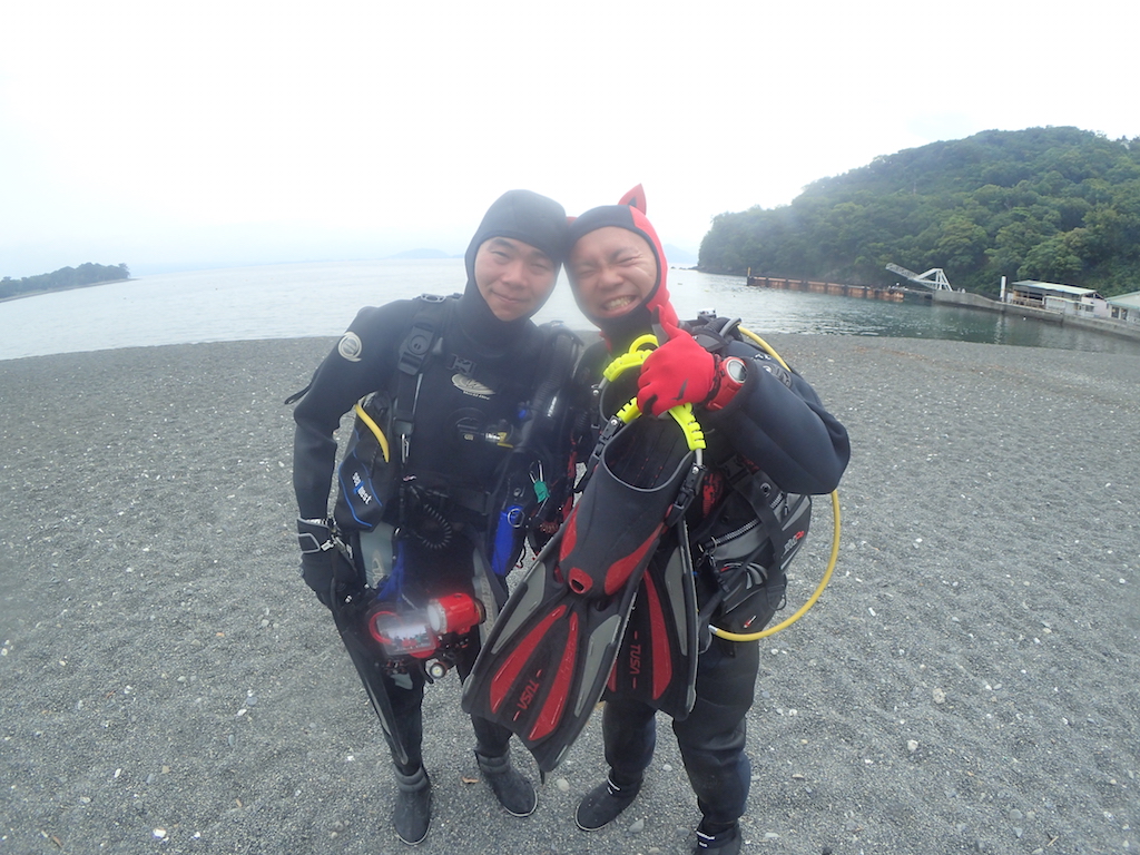 砂浜のダイバー