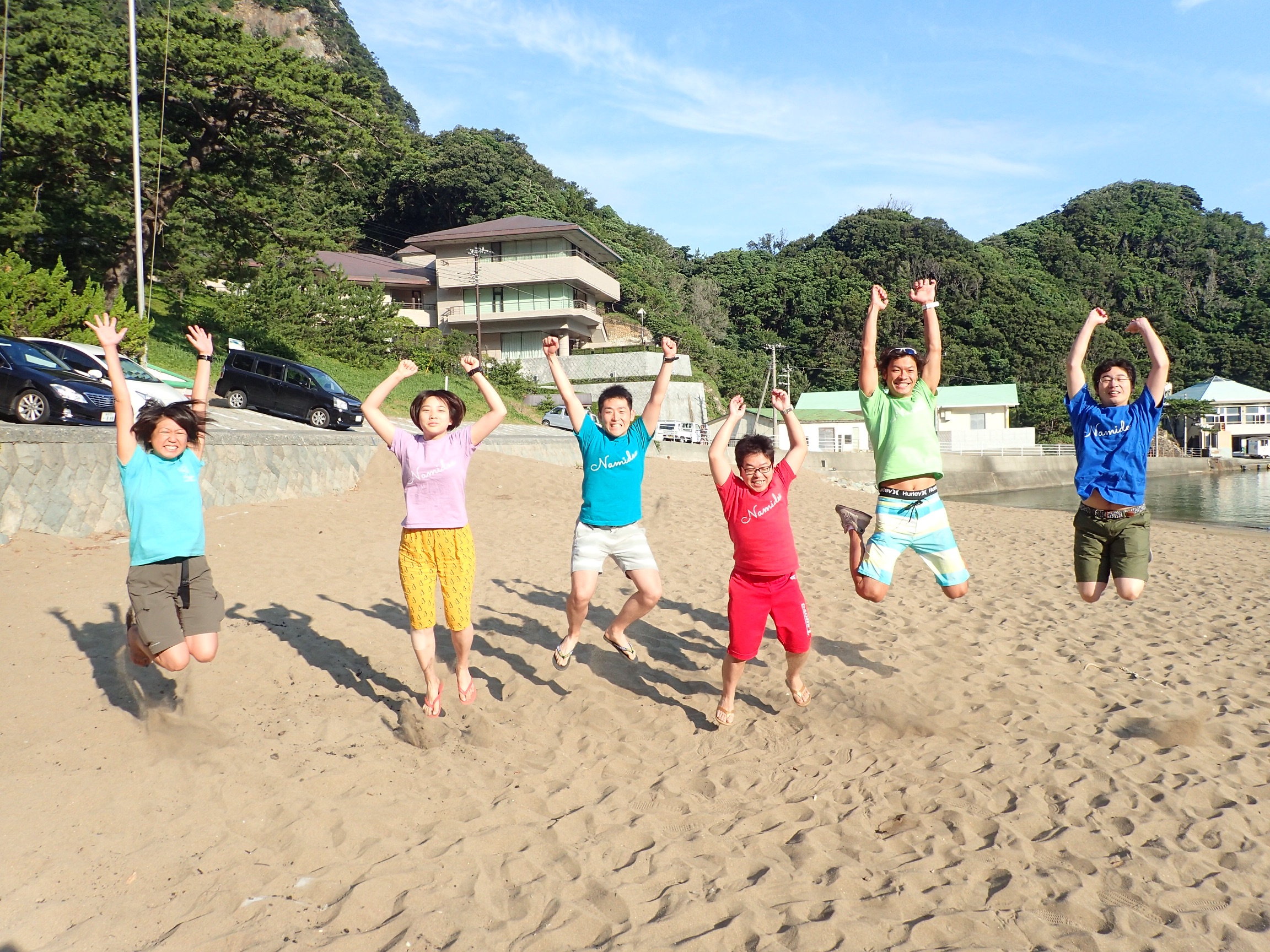 雲見ツアー砂浜で記念撮影