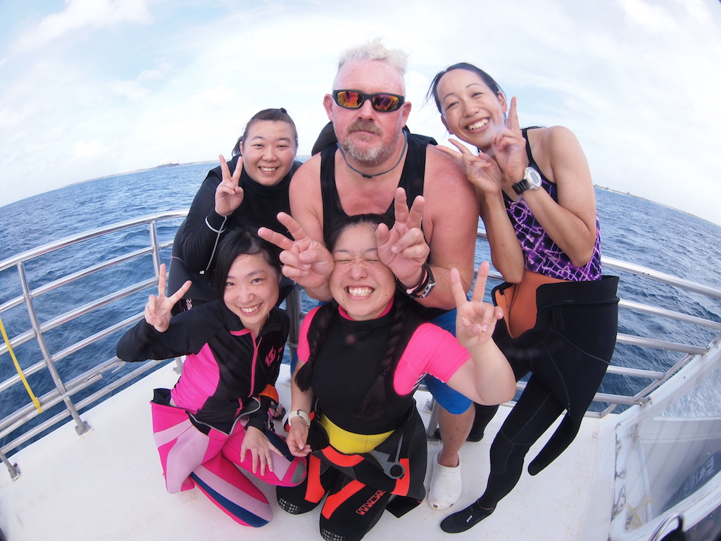 グアムダイビングツアーのボート