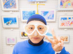 タケコプターつけてピース