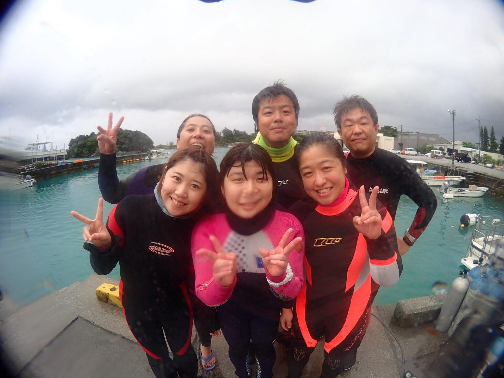沖縄ダイビングツアーでの集合写真