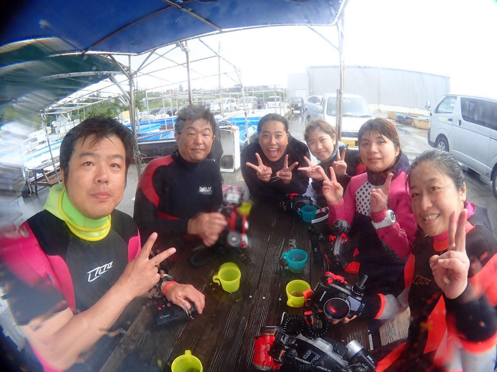 沖縄ダイビングツアーでのダイバーたち