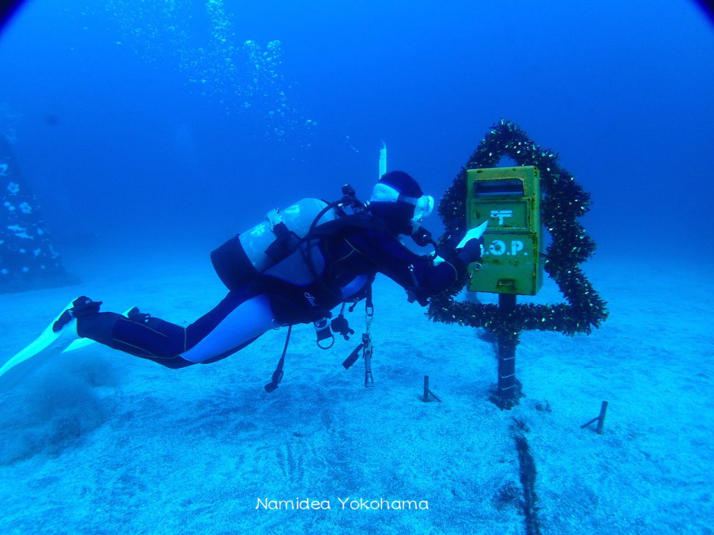 伊豆海洋公園の水中ポストに手紙を投函
