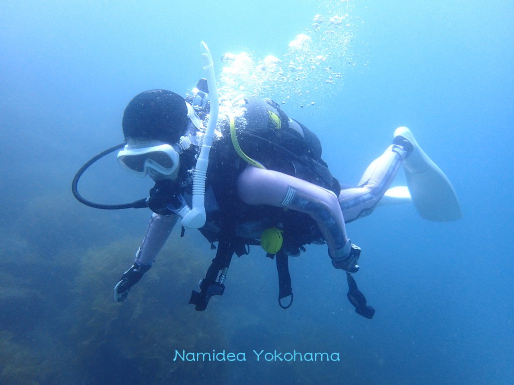 真剣に泳ぎの練習中