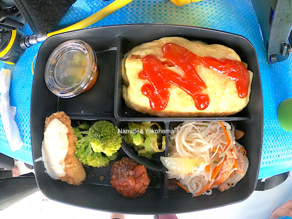 潜った後は選べるランチ　オムライス弁当