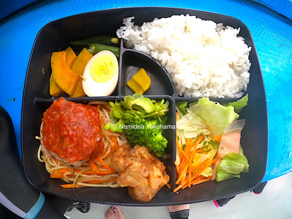 潜った後のランチ　ハンバーグ弁当