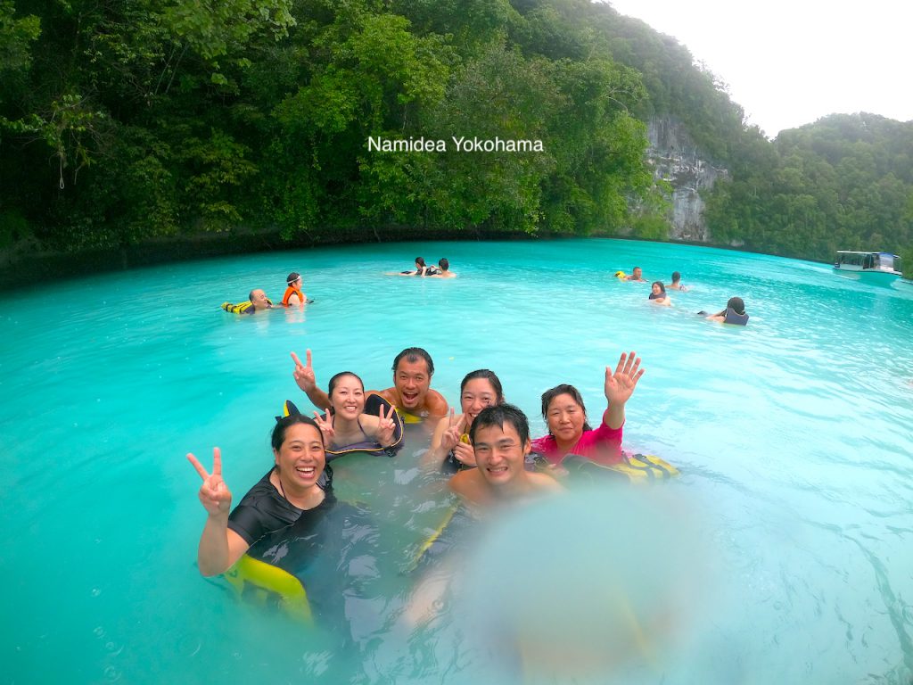 泥パックの後は乳白色の海にとびこみます