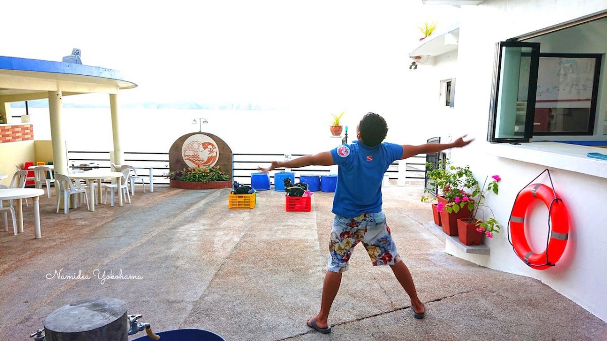 フィリピン・アニラオ ヴィラマグダレナ　朝のラジオ体操