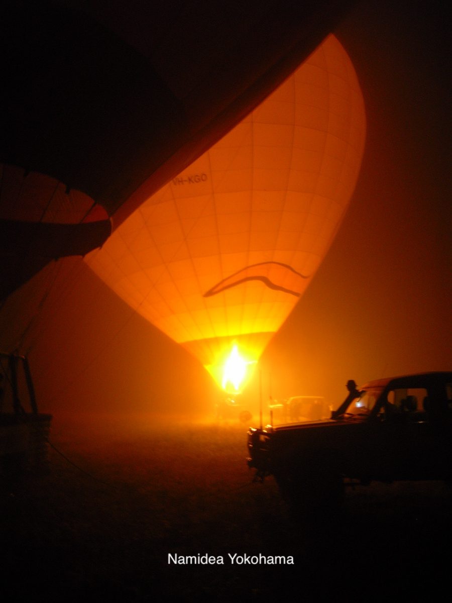 早朝気球ツアー　気球の準備中