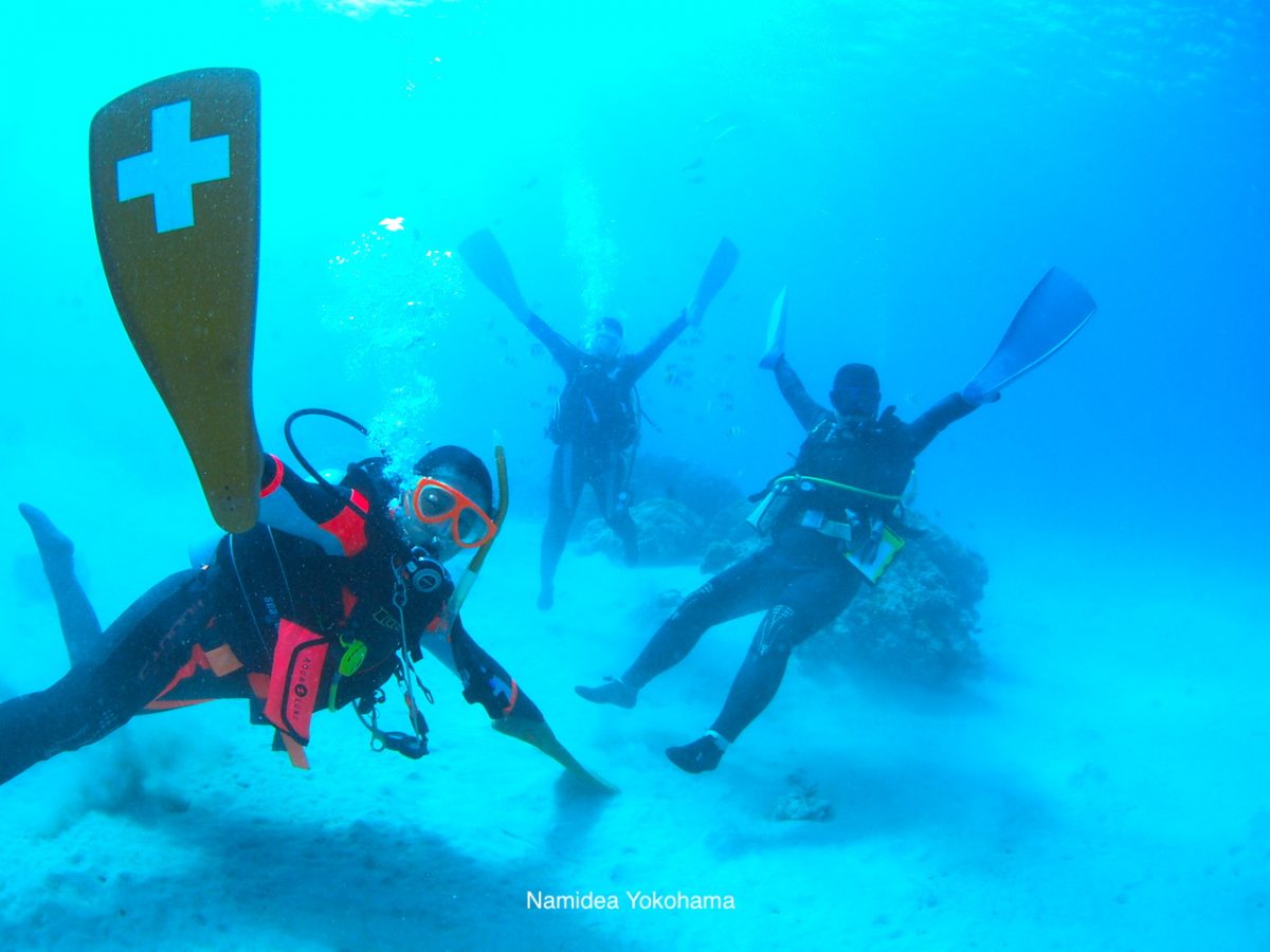 水中でフィン遊び