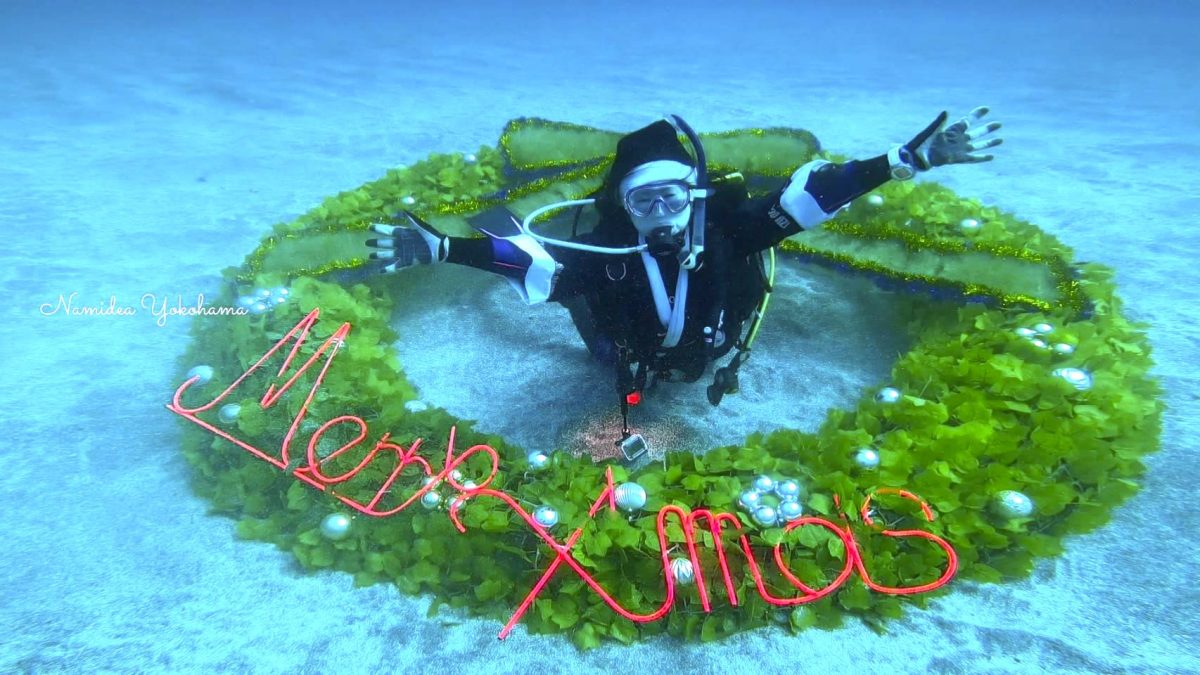 サンタクロースとクリスマスリース